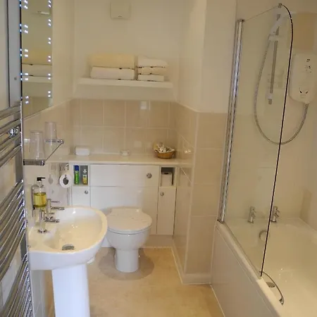 לינה וארוחת בוקר Ambleside Lodge 4*